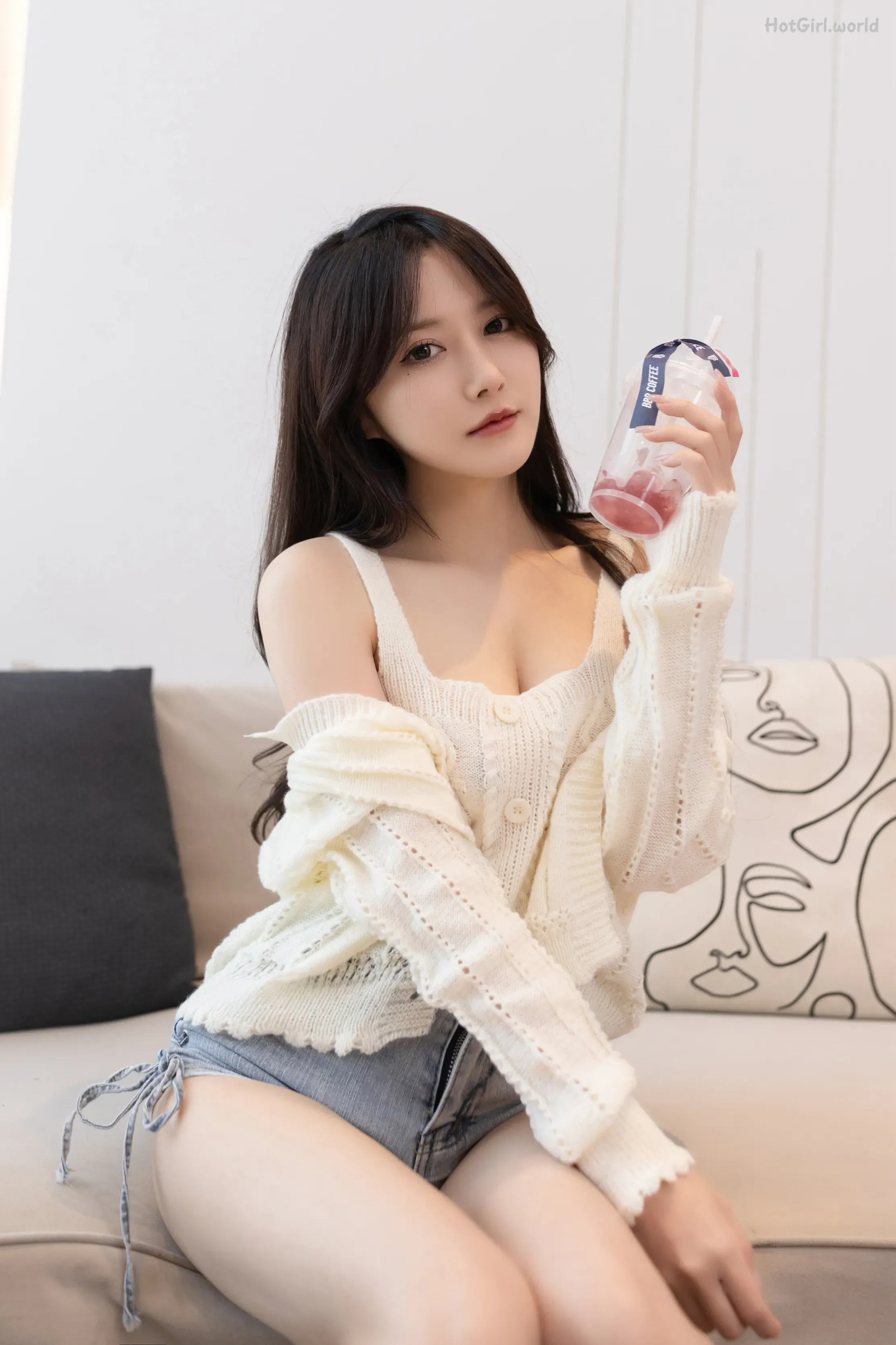 003_hotgirl.world.webp