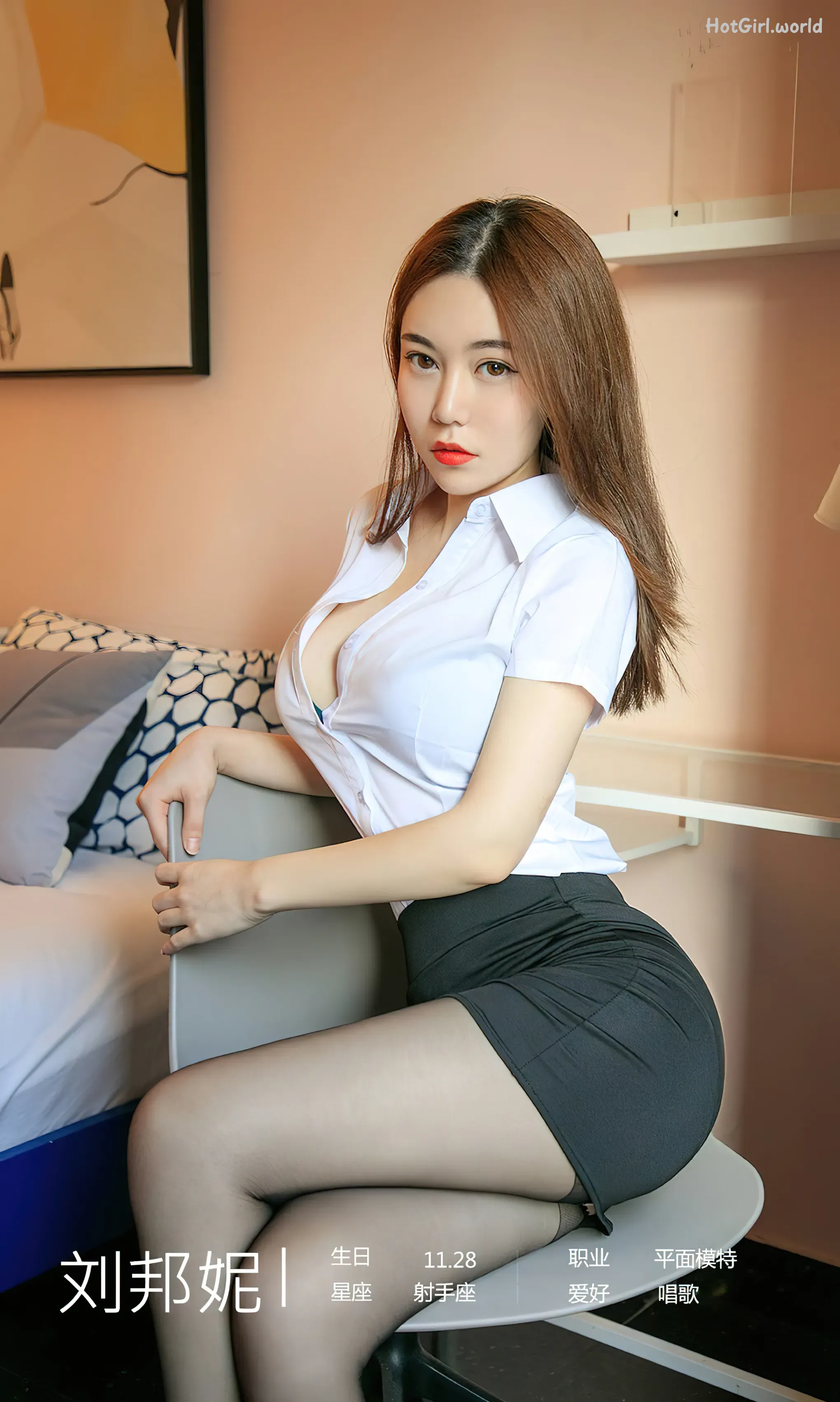 0003_hotgirl.world.webp