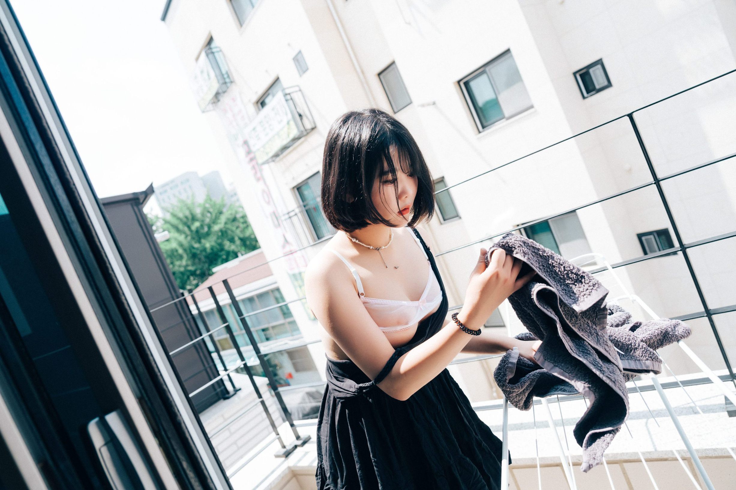 Loozy-Zia-With-Delivery-Man-hotgirl.world-131.jpg