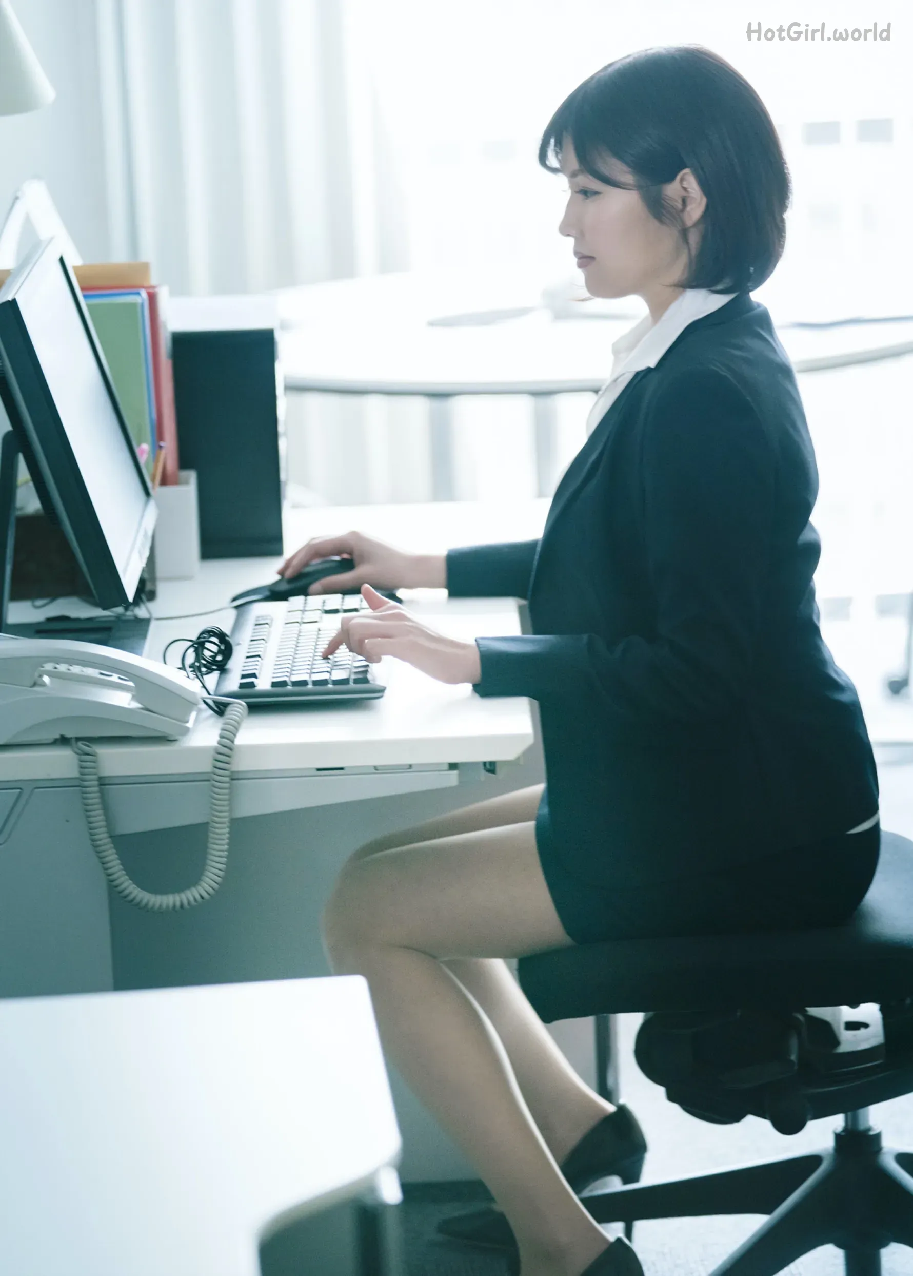 0003_hotgirl.world.webp