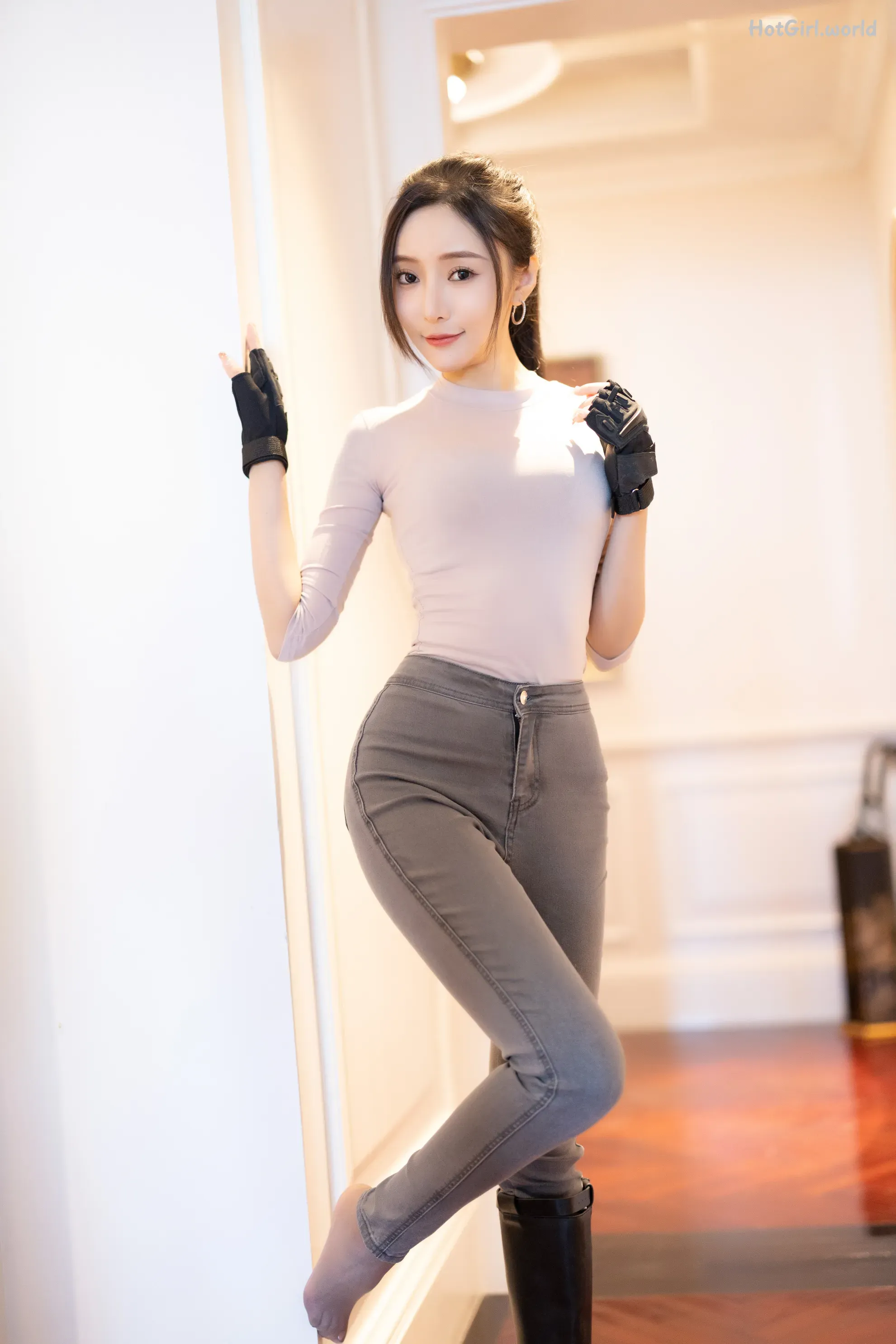 002_hotgirl.world.webp
