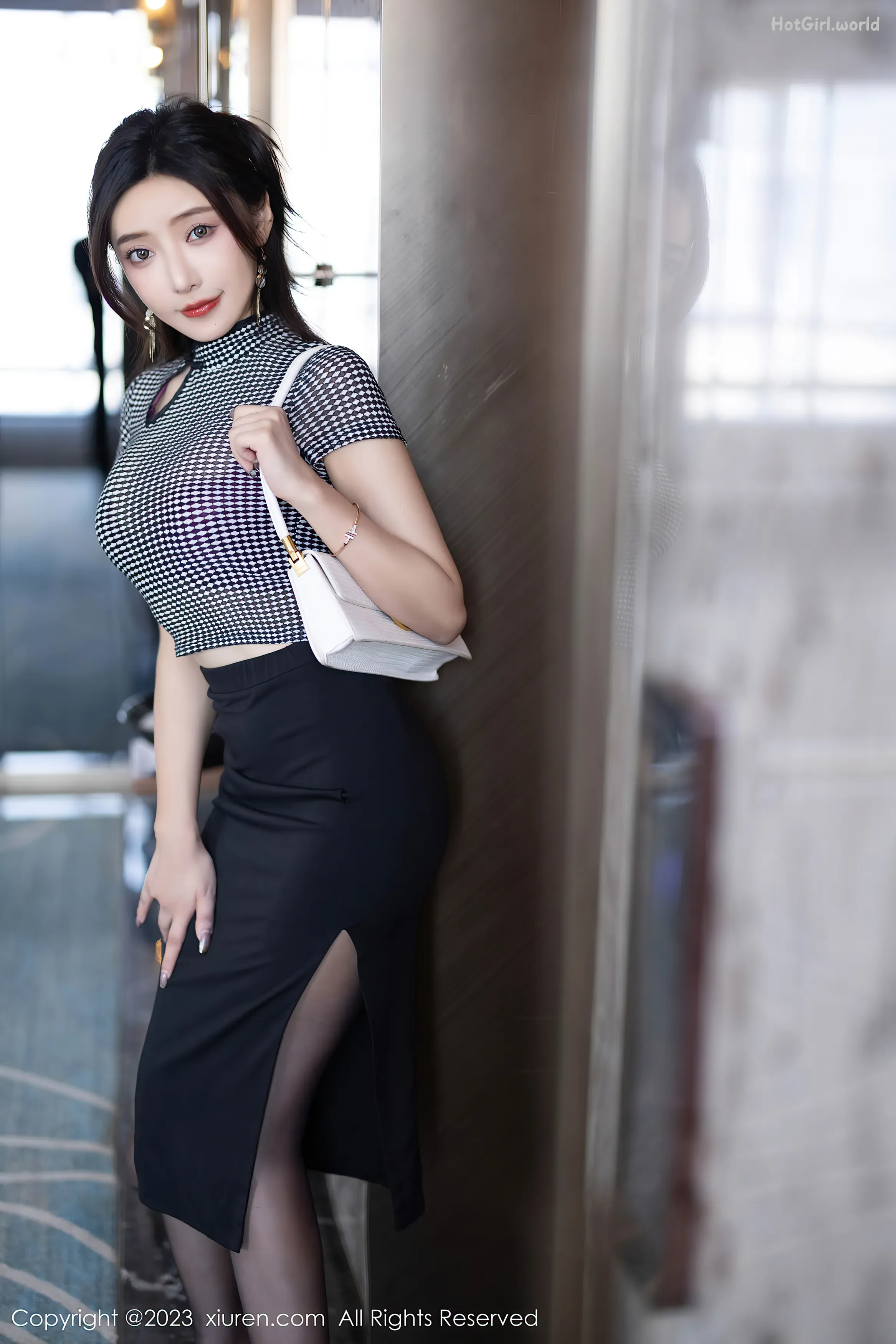 0002_hotgirl.world.webp