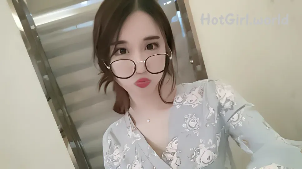 006_hotgirl.world.webp