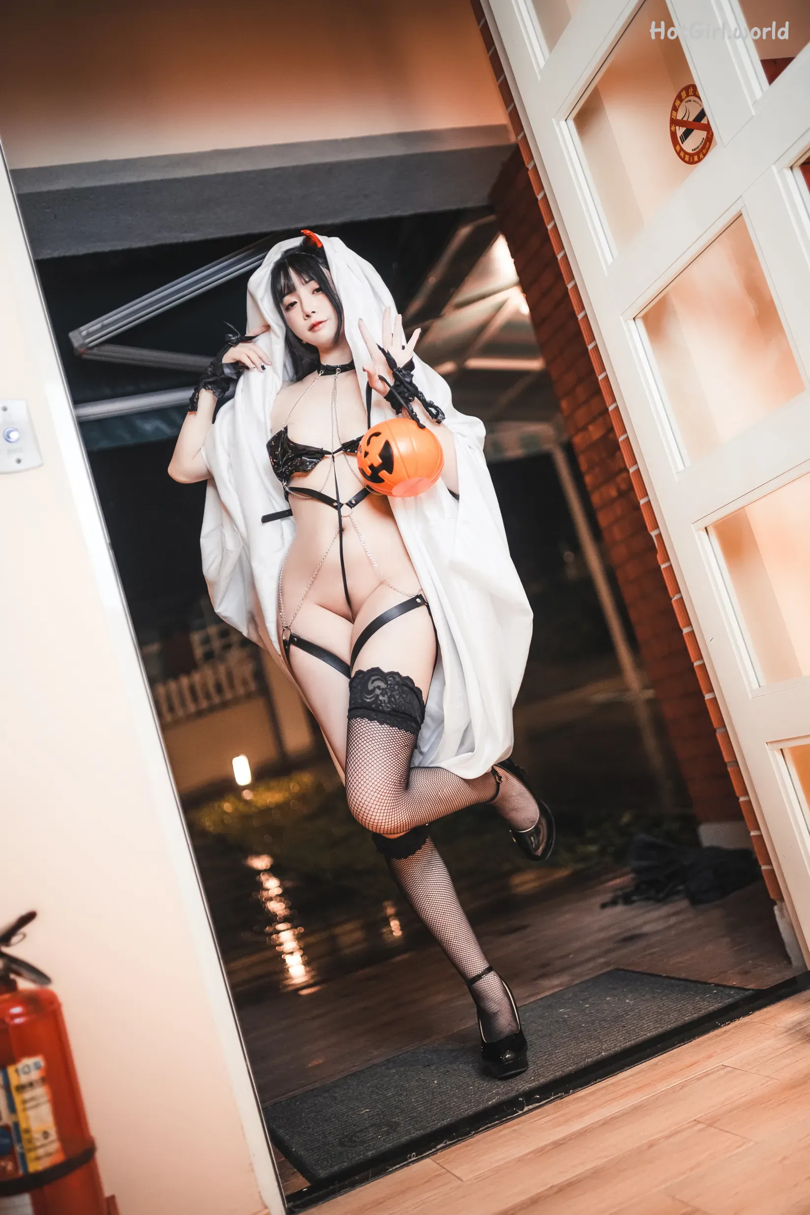 Coser-Raku-Trick-or-Treat-hotgirl.world-074.webp