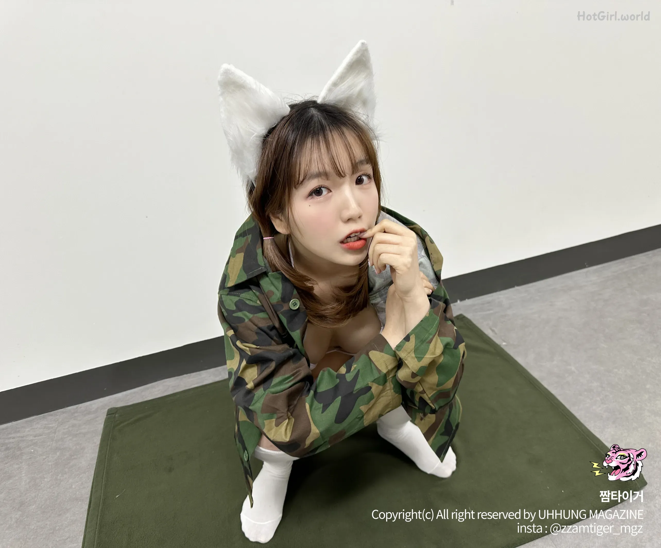 UHHUNG-MAGAZINE-Yoonbly-Vol.4-Milltary-hotgirl.world-129.webp