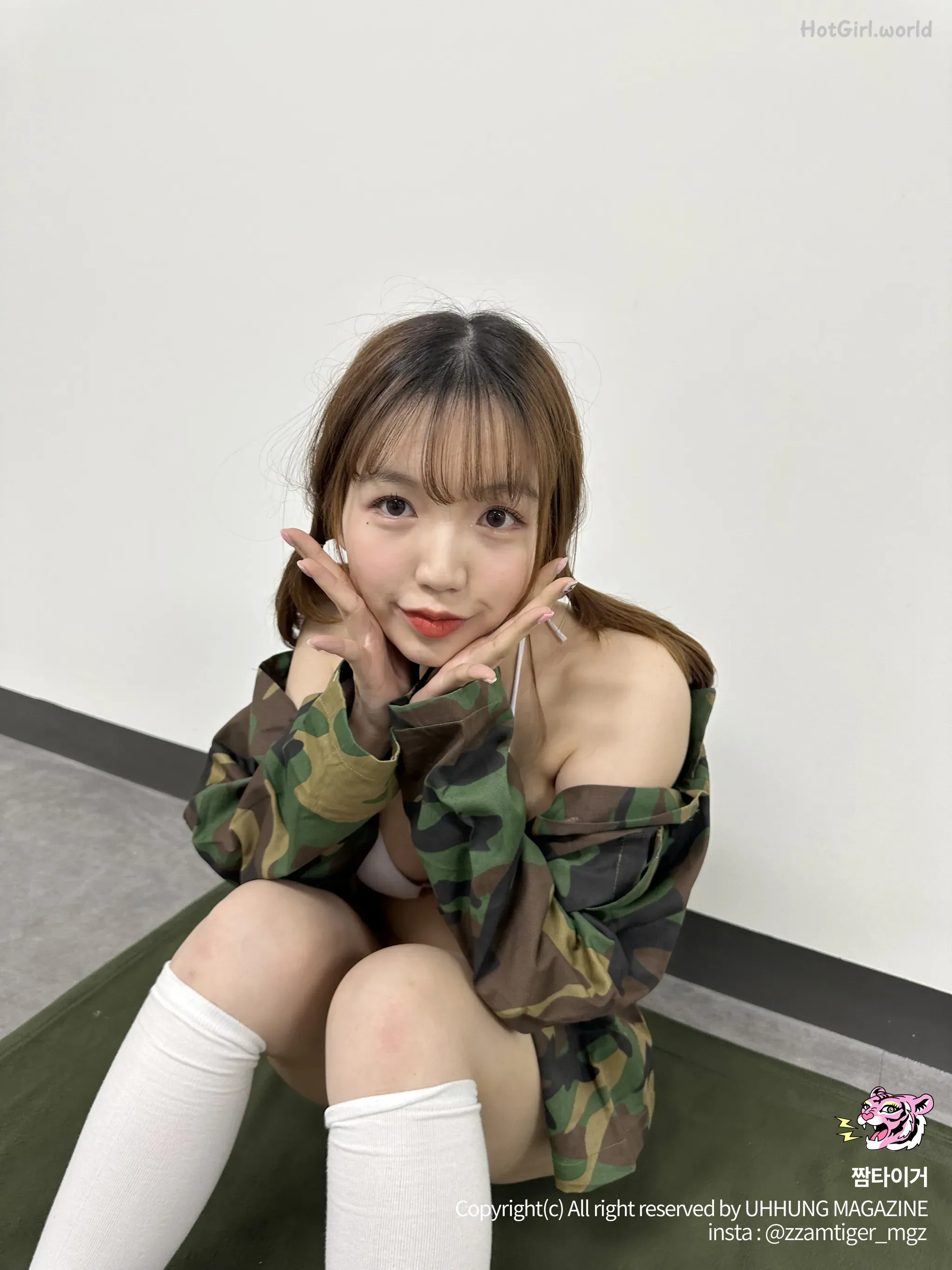 UHHUNG-MAGAZINE-Yoonbly-Vol.4-Milltary-hotgirl.world-174.webp