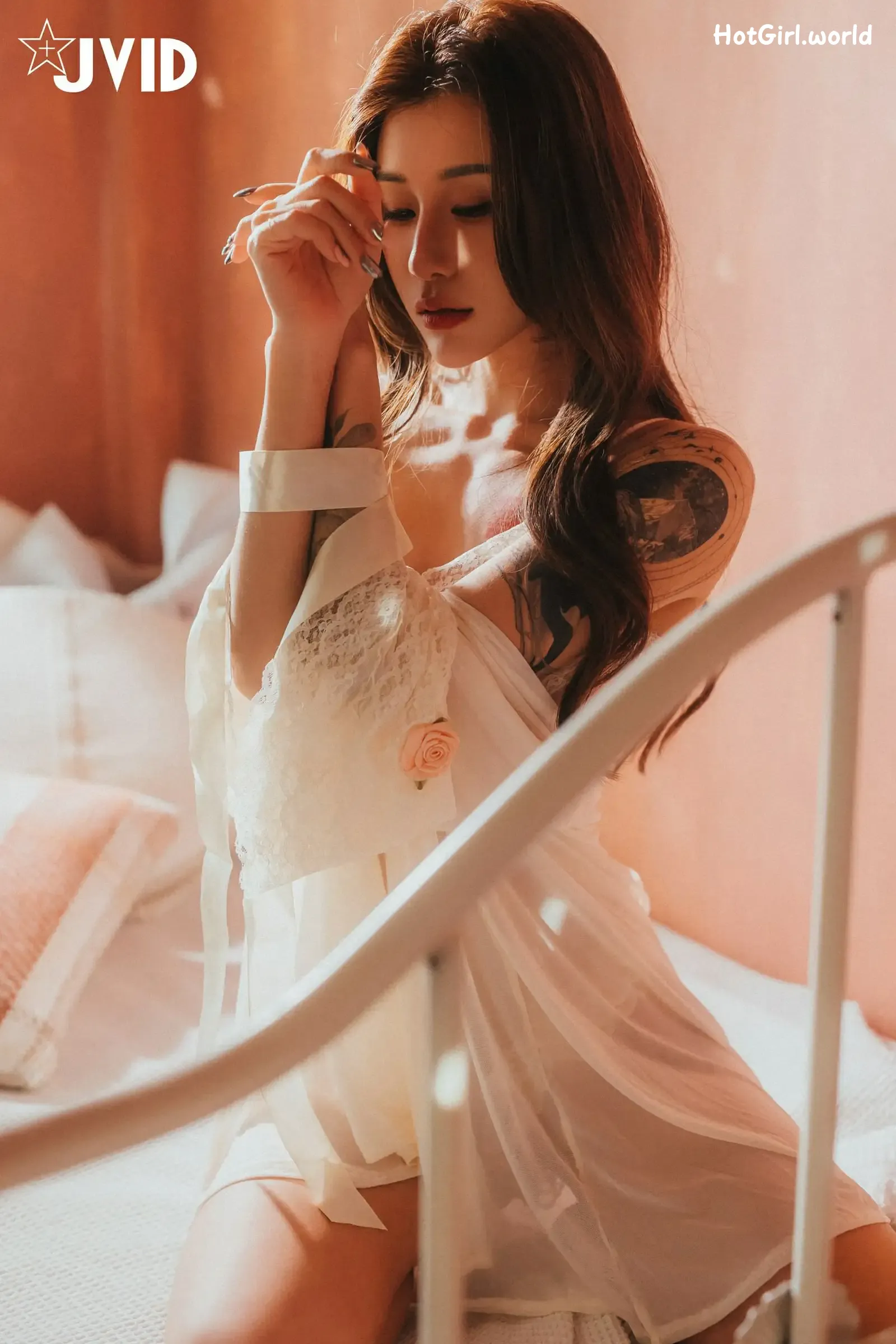 JVID-Lara-shuang-xi-du-liu-de-shi-guang-yu-chan-mian-zai-lang-man-hua-fang-qing-xu-shen-ti-jiao-hotgirl.world-046.webp