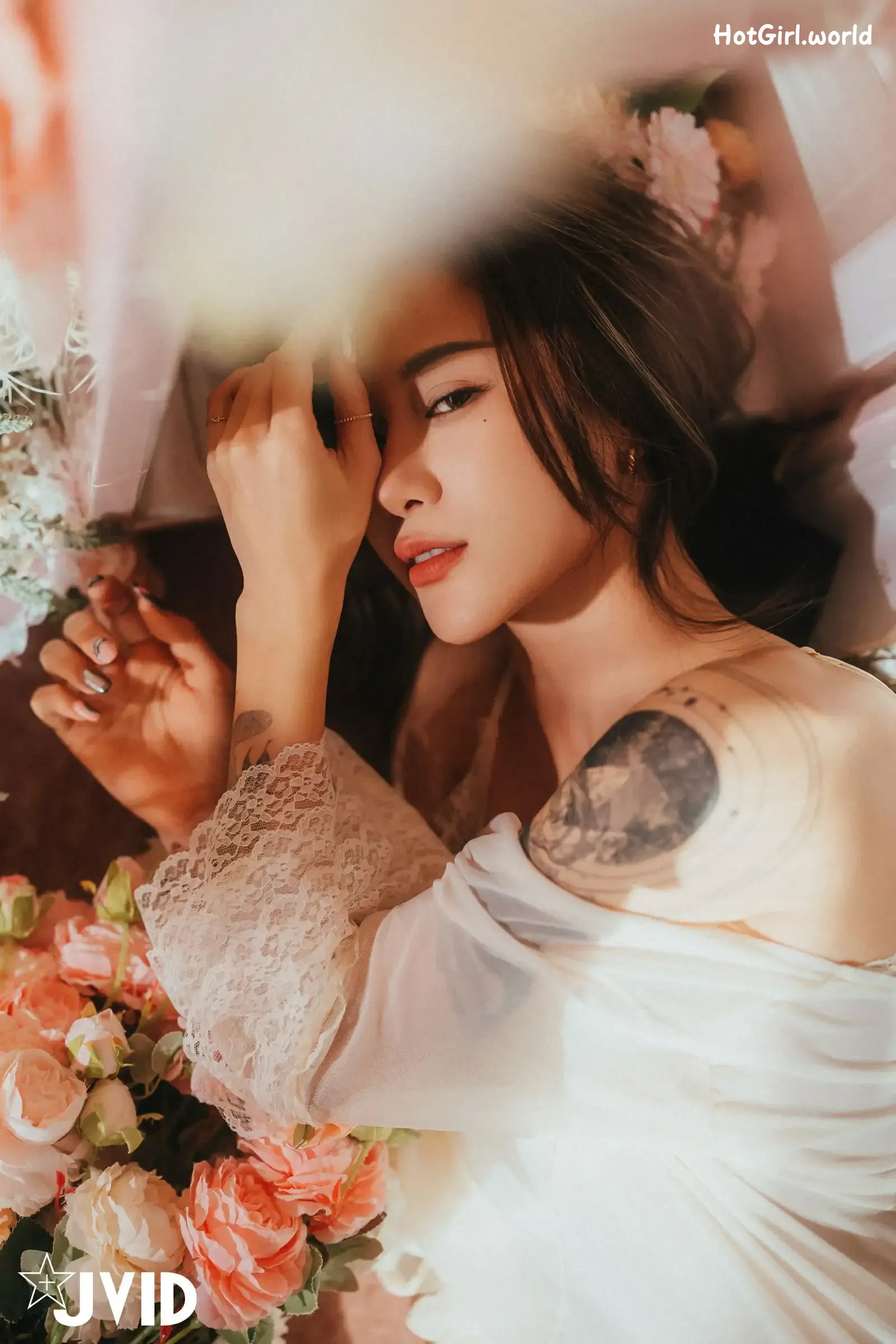 JVID-Lara-shuang-xi-du-liu-de-shi-guang-yu-chan-mian-zai-lang-man-hua-fang-qing-xu-shen-ti-jiao-hotgirl.world-053.webp