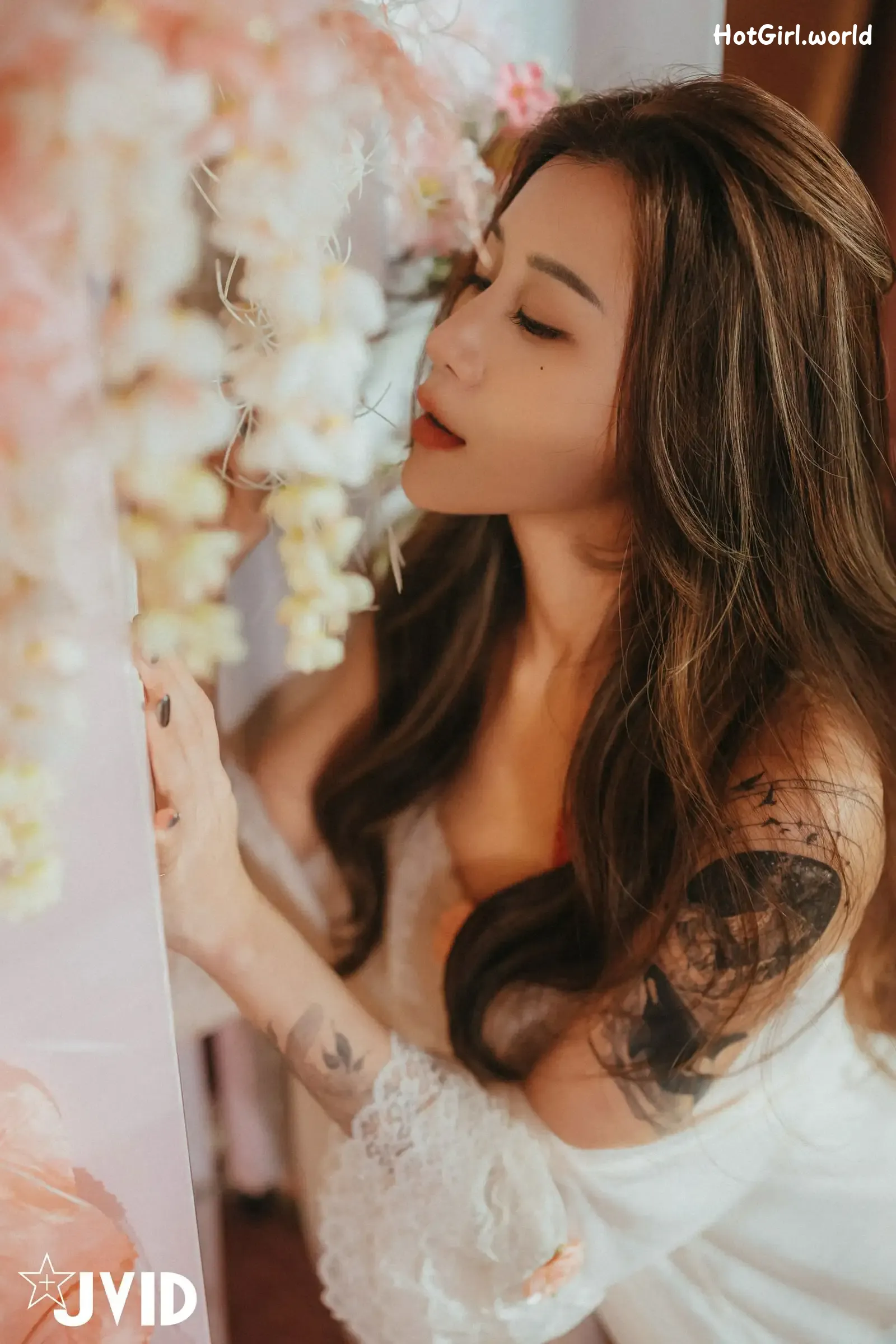 JVID-Lara-shuang-xi-du-liu-de-shi-guang-yu-chan-mian-zai-lang-man-hua-fang-qing-xu-shen-ti-jiao-hotgirl.world-074.webp