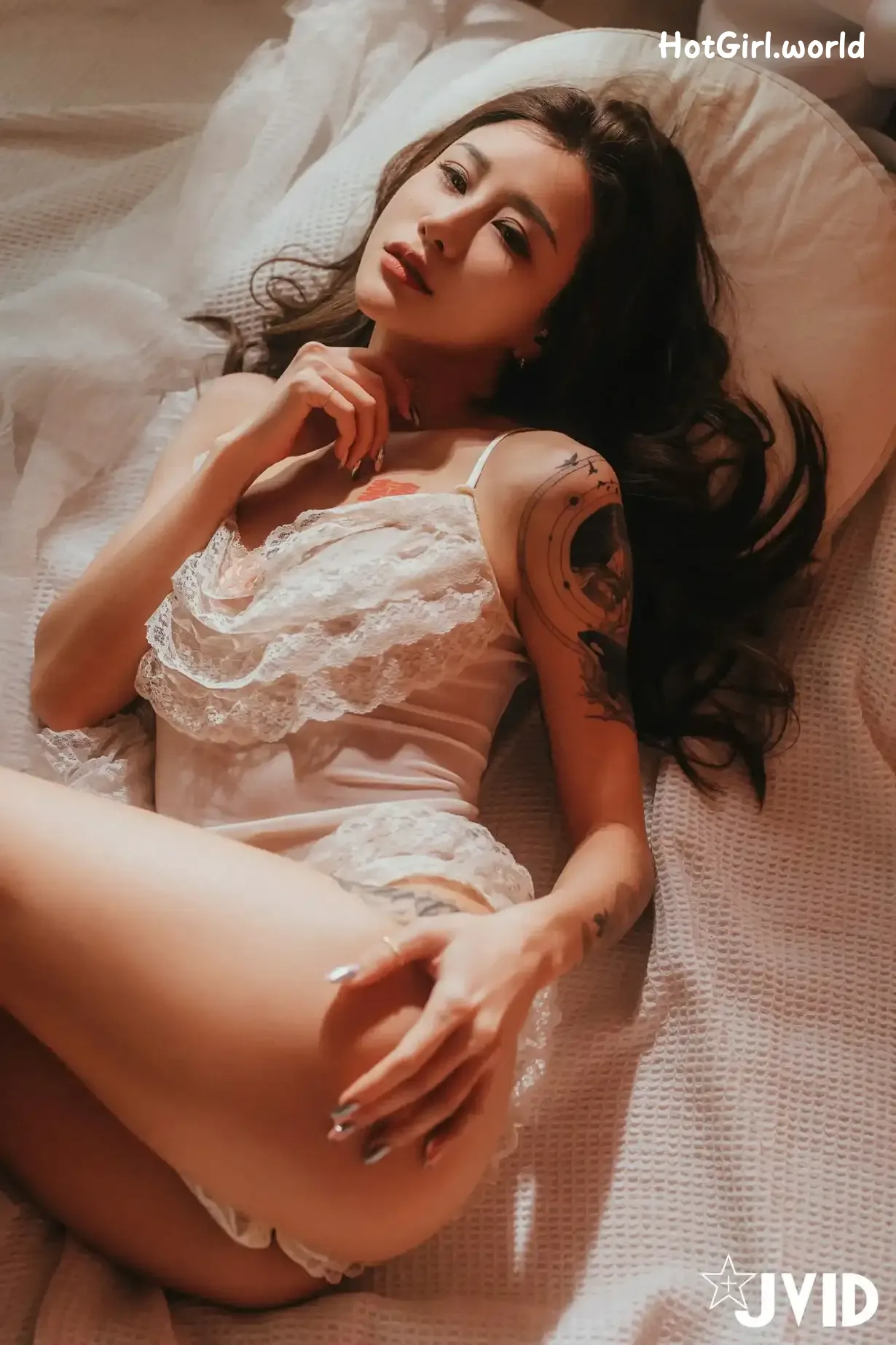 JVID-Lara-shuang-xi-du-liu-de-shi-guang-yu-chan-mian-zai-lang-man-hua-fang-qing-xu-shen-ti-jiao-hotgirl.world-096.webp