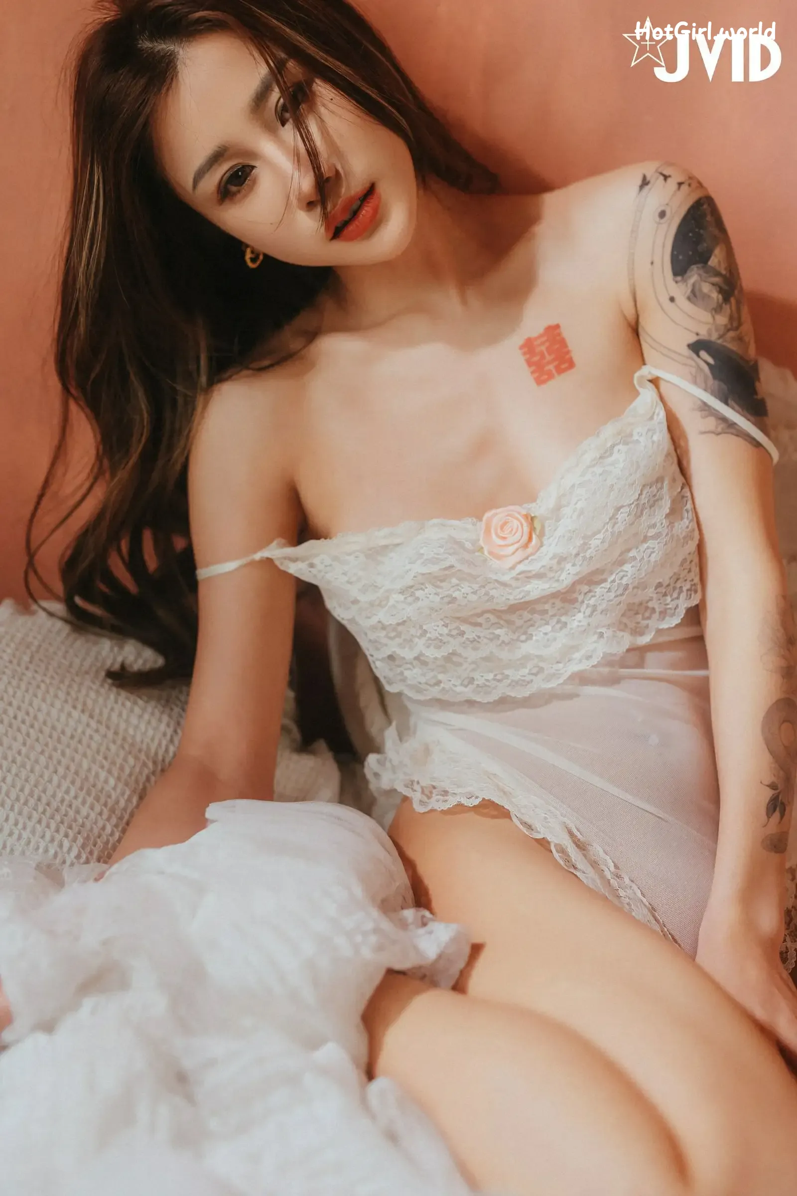 JVID-Lara-shuang-xi-du-liu-de-shi-guang-yu-chan-mian-zai-lang-man-hua-fang-qing-xu-shen-ti-jiao-hotgirl.world-100.webp