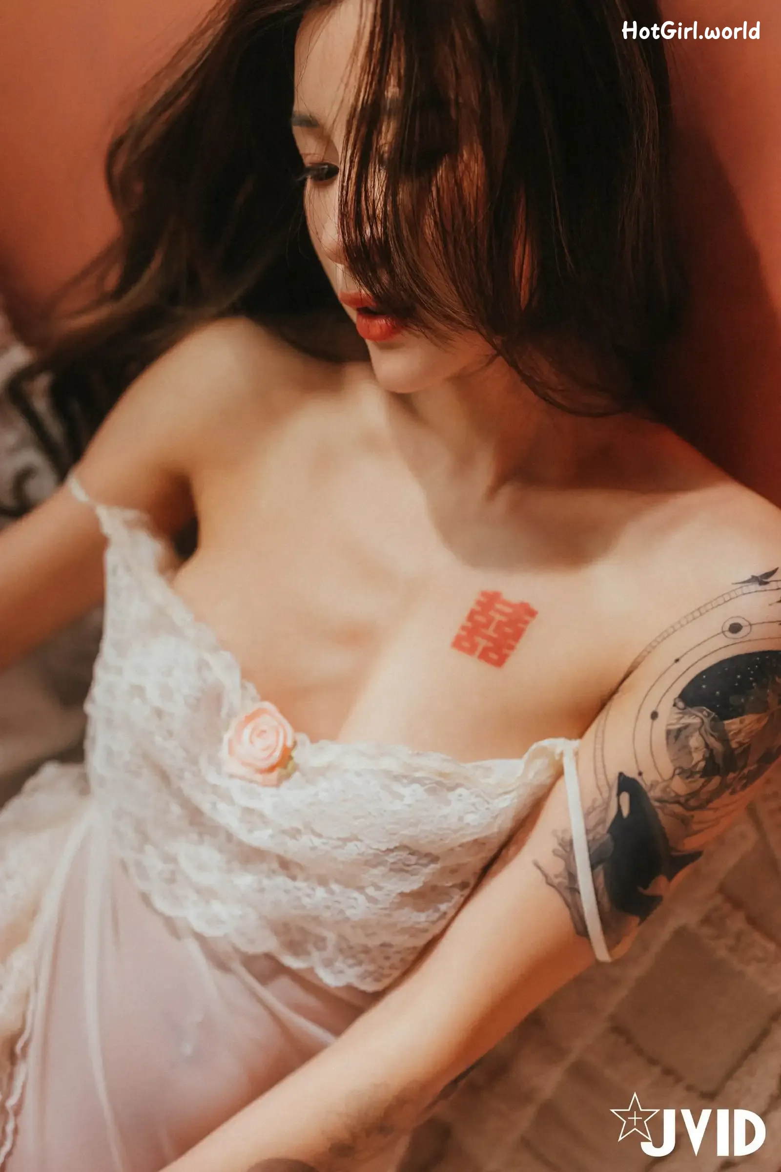 JVID-Lara-shuang-xi-du-liu-de-shi-guang-yu-chan-mian-zai-lang-man-hua-fang-qing-xu-shen-ti-jiao-hotgirl.world-105.webp