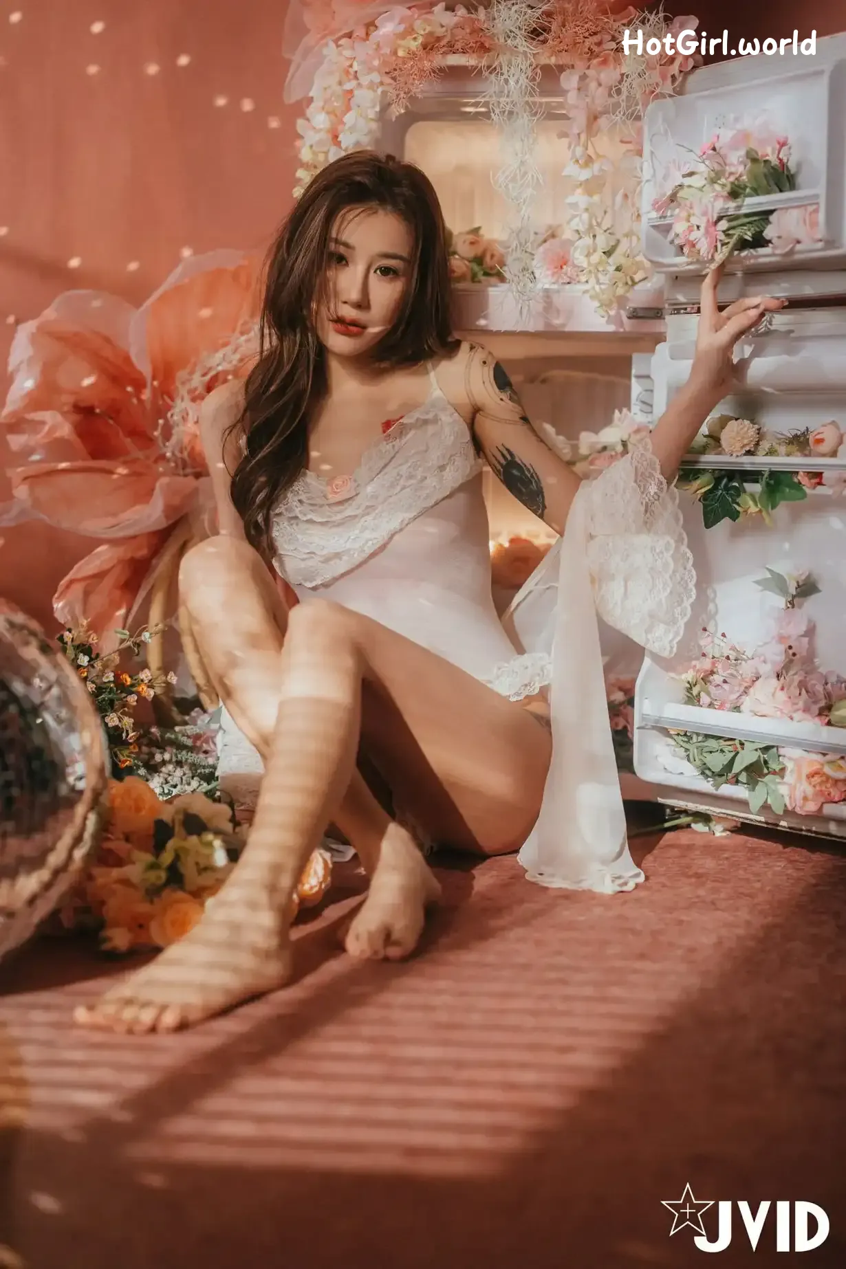 JVID-Lara-shuang-xi-du-liu-de-shi-guang-yu-chan-mian-zai-lang-man-hua-fang-qing-xu-shen-ti-jiao-hotgirl.world-106.webp