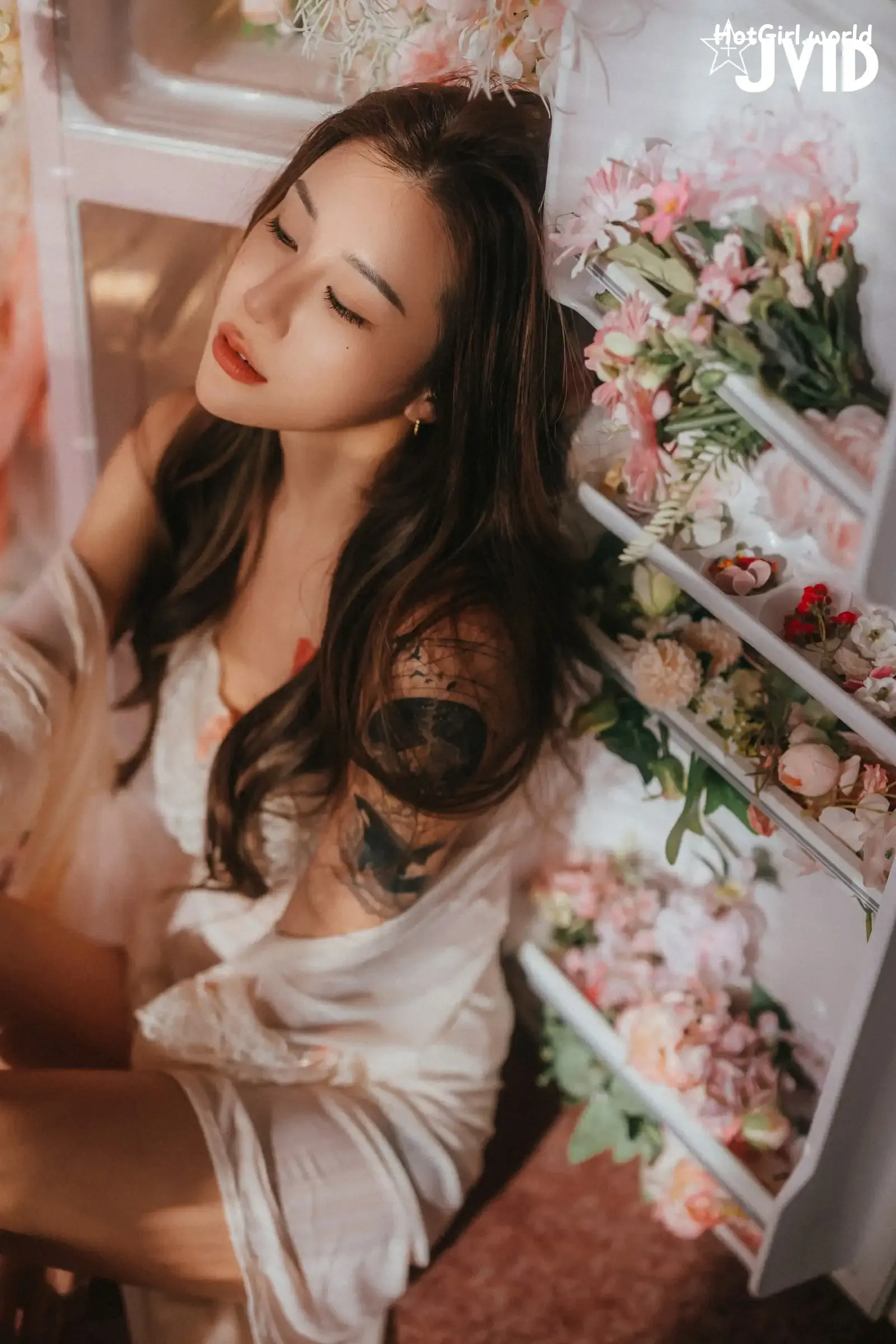 JVID-Lara-shuang-xi-du-liu-de-shi-guang-yu-chan-mian-zai-lang-man-hua-fang-qing-xu-shen-ti-jiao-hotgirl.world-119.webp