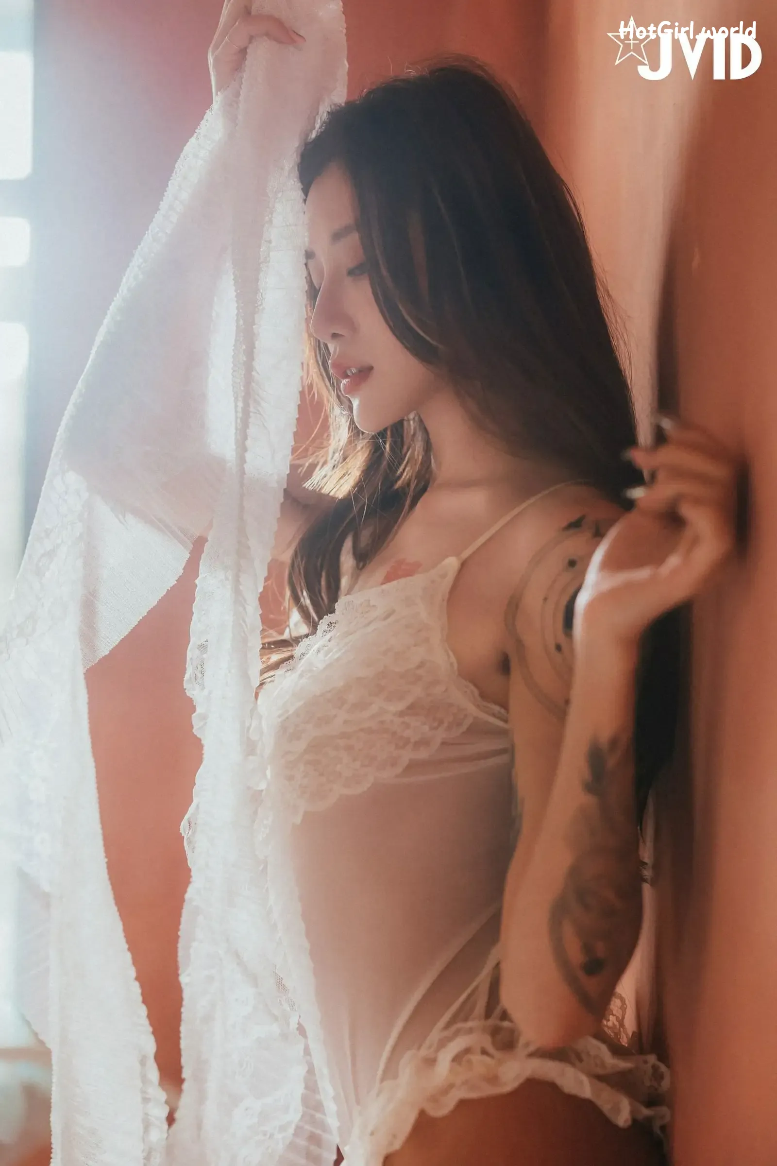 JVID-Lara-shuang-xi-du-liu-de-shi-guang-yu-chan-mian-zai-lang-man-hua-fang-qing-xu-shen-ti-jiao-hotgirl.world-136.webp