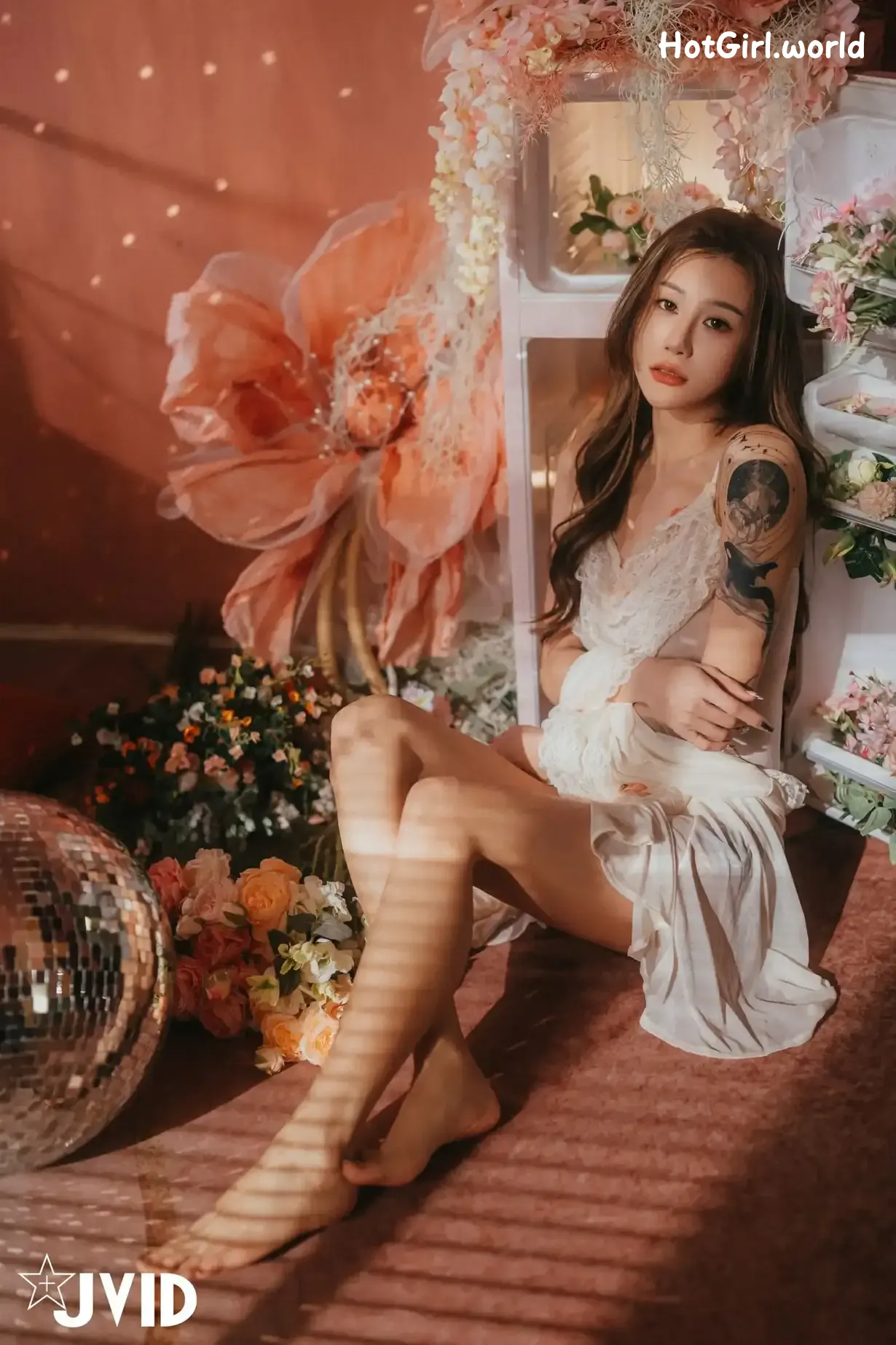 JVID-Lara-shuang-xi-du-liu-de-shi-guang-yu-chan-mian-zai-lang-man-hua-fang-qing-xu-shen-ti-jiao-hotgirl.world-139.webp