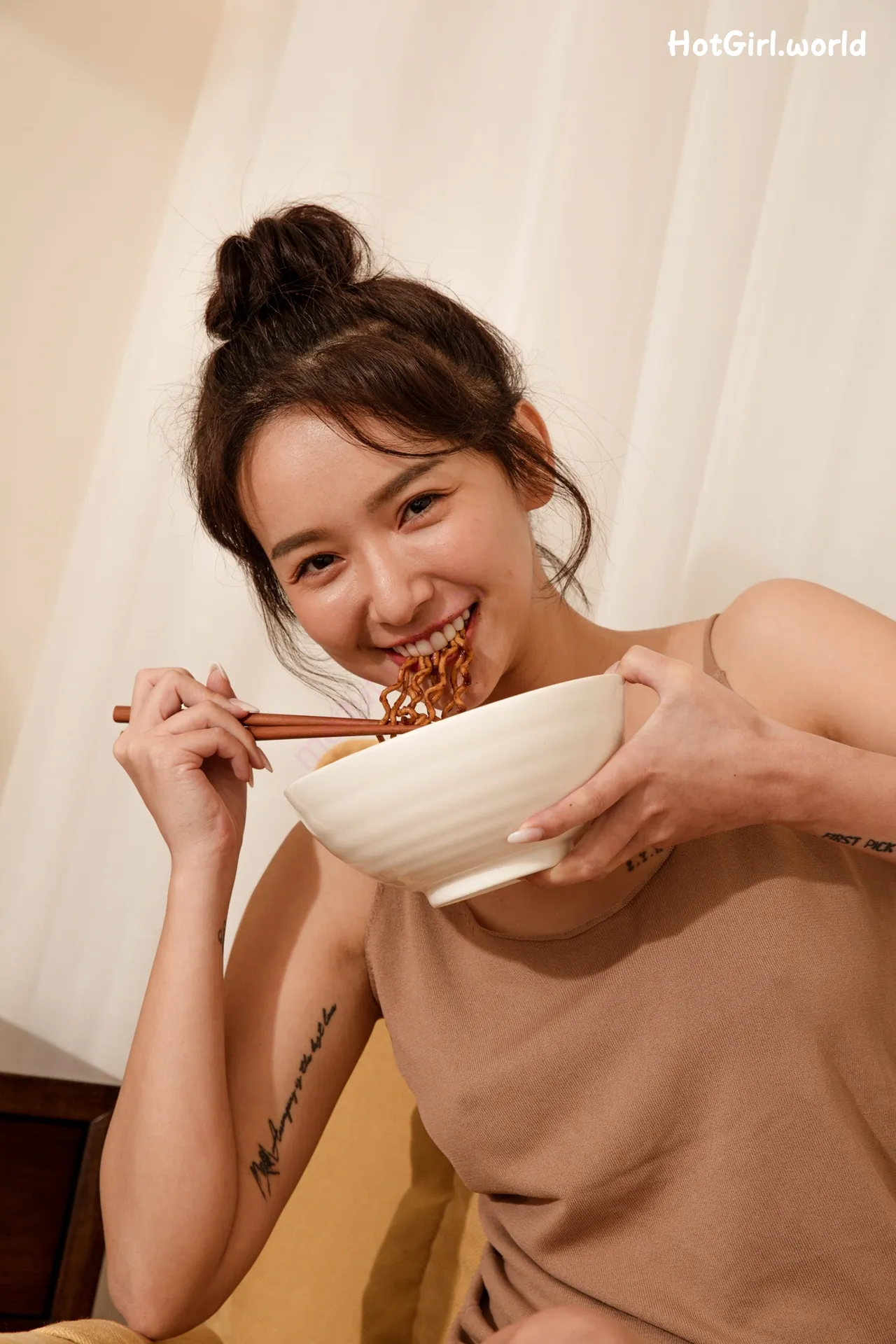 Kimi-Chang-He-Yu-shuang-ren-xie-zhen-gong-zhang-ya-jia-han-fragrant-hotgirl.world-085.webp