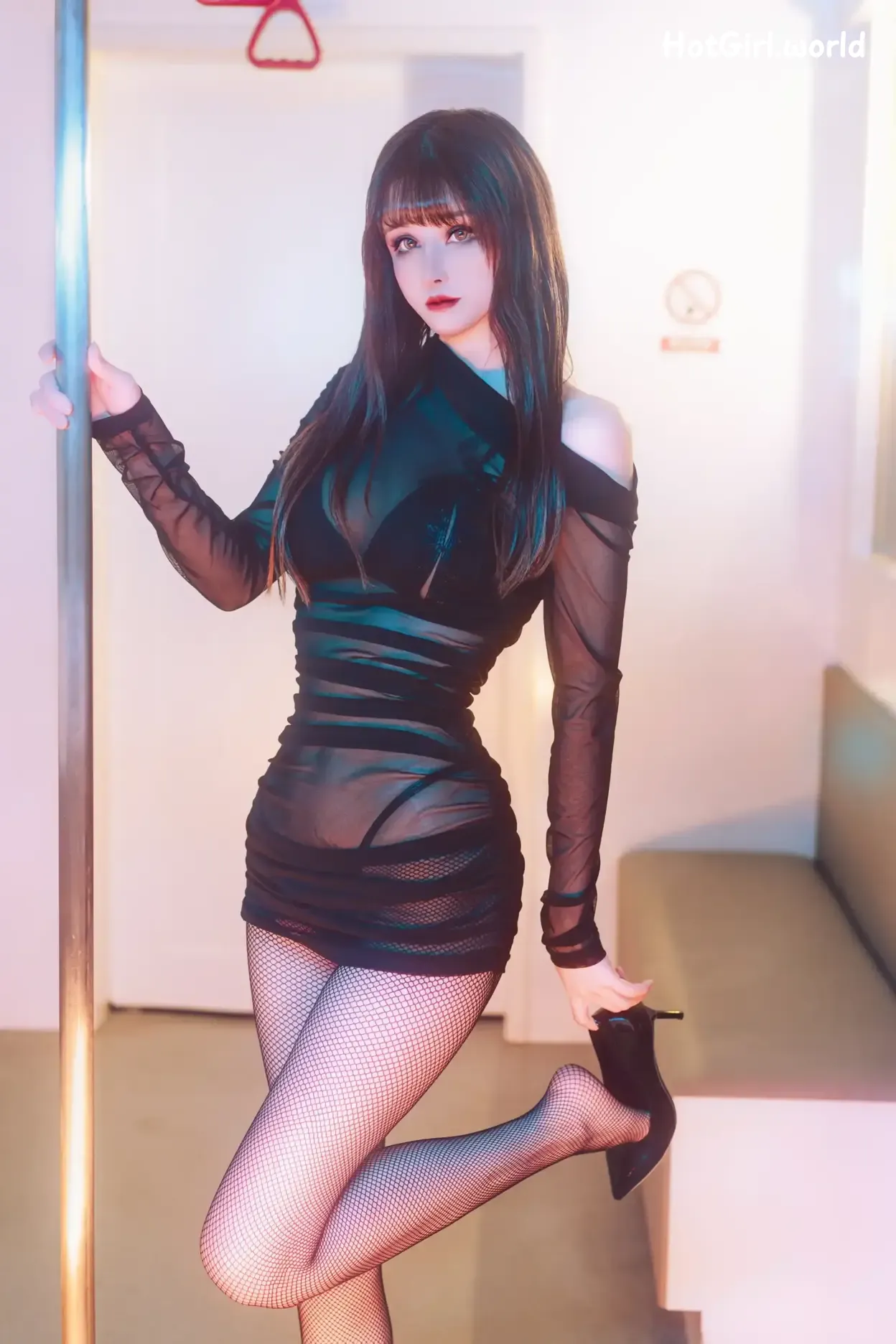 Cosplay-Lu-Ba-Year-Training-on-Subway-hotgirl.world-002.webp