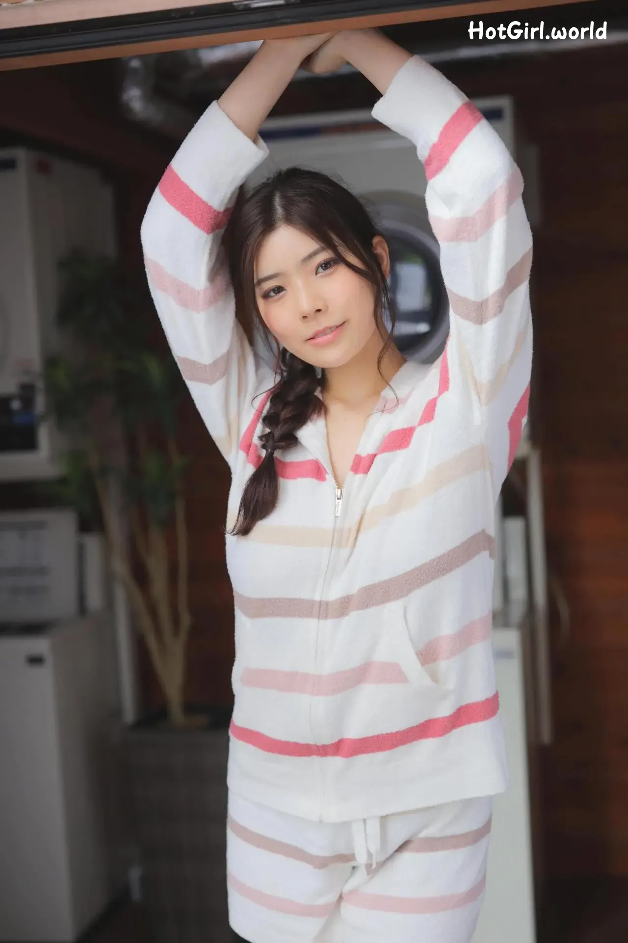 001_hotgirl.world.webp