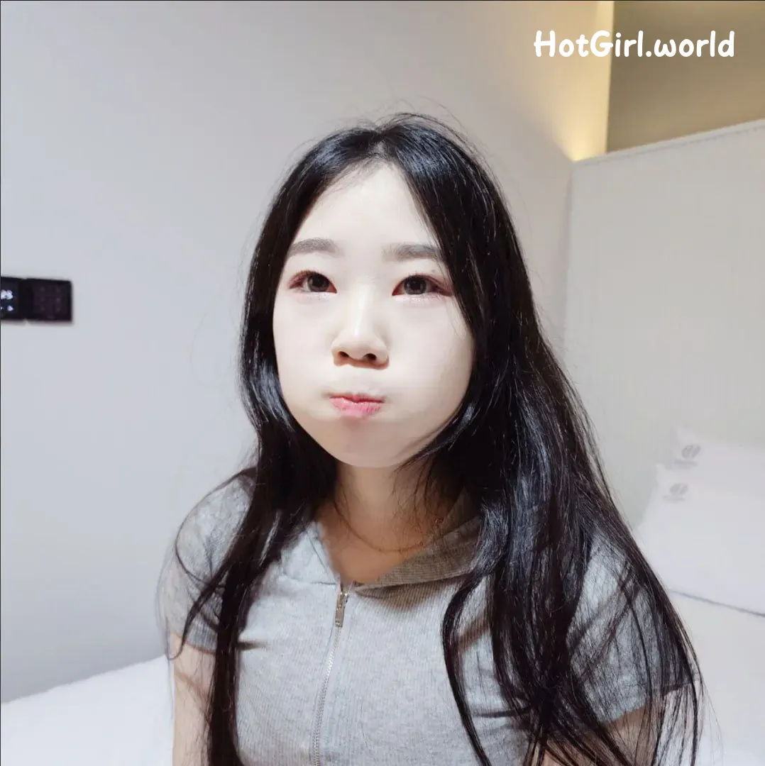 067_hotgirl.world.webp