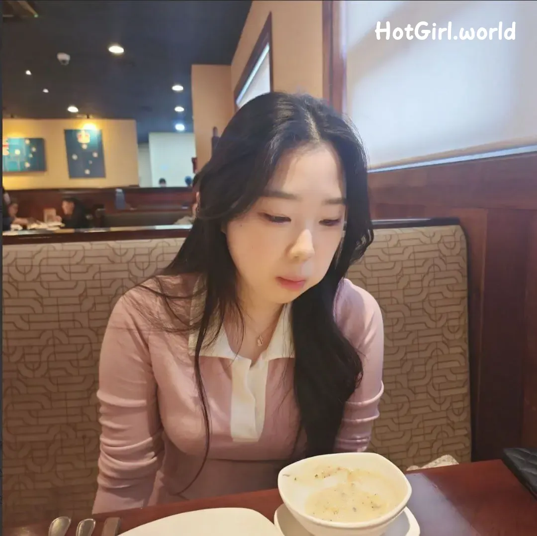 106_hotgirl.world.webp