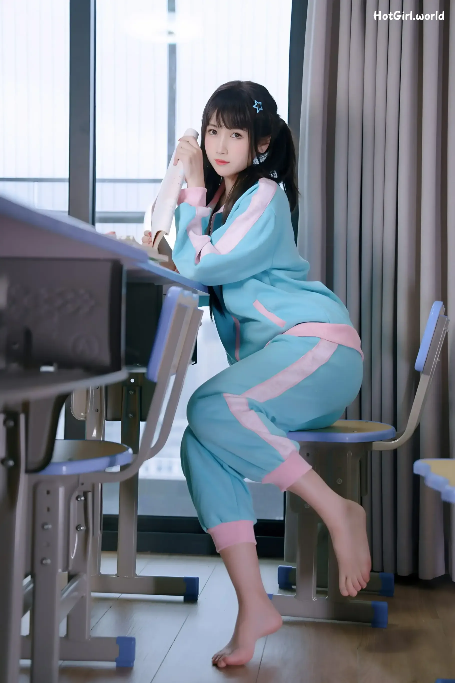 002_hotgirl.world.webp