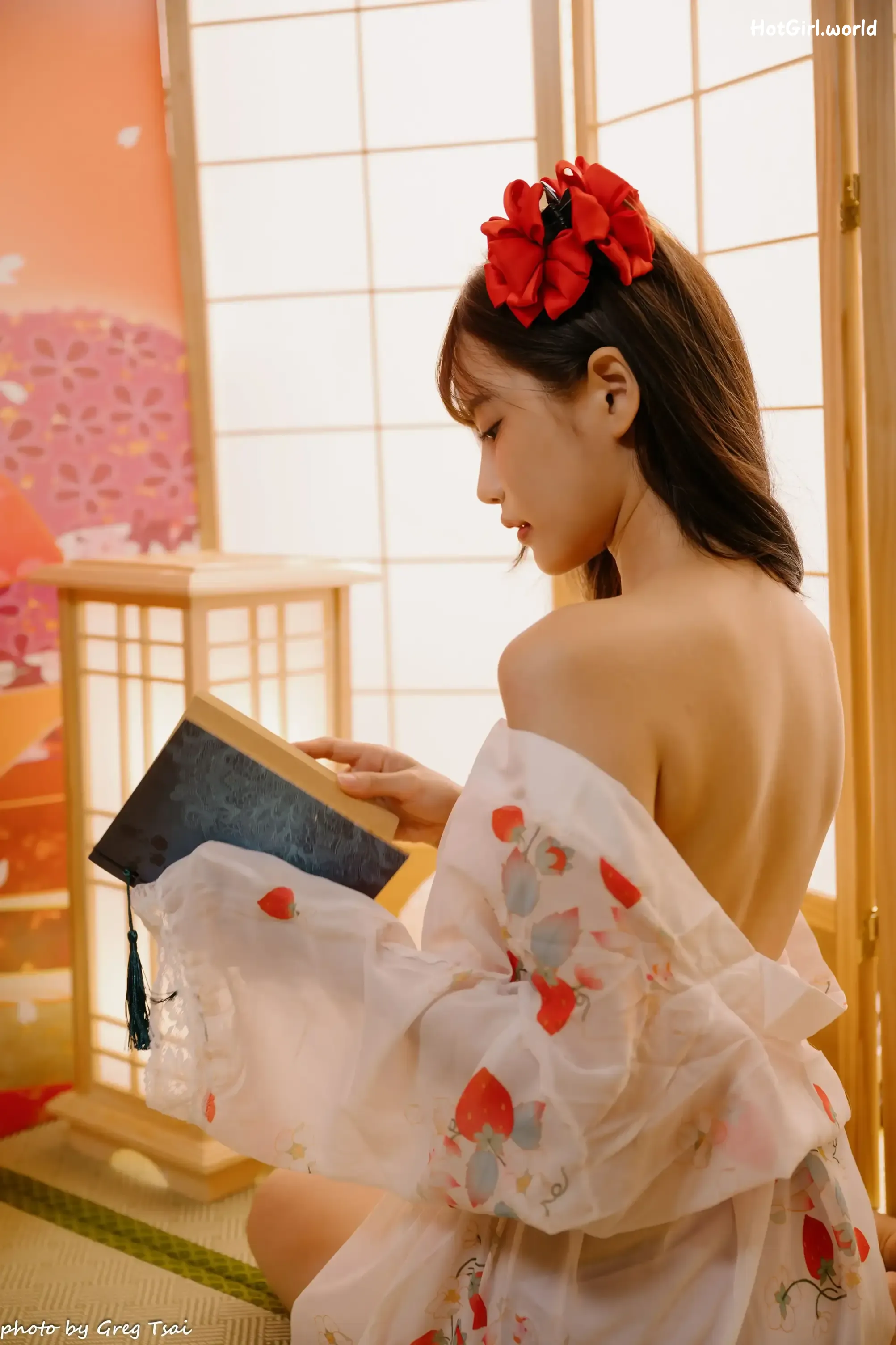 090_hotgirl.world.webp