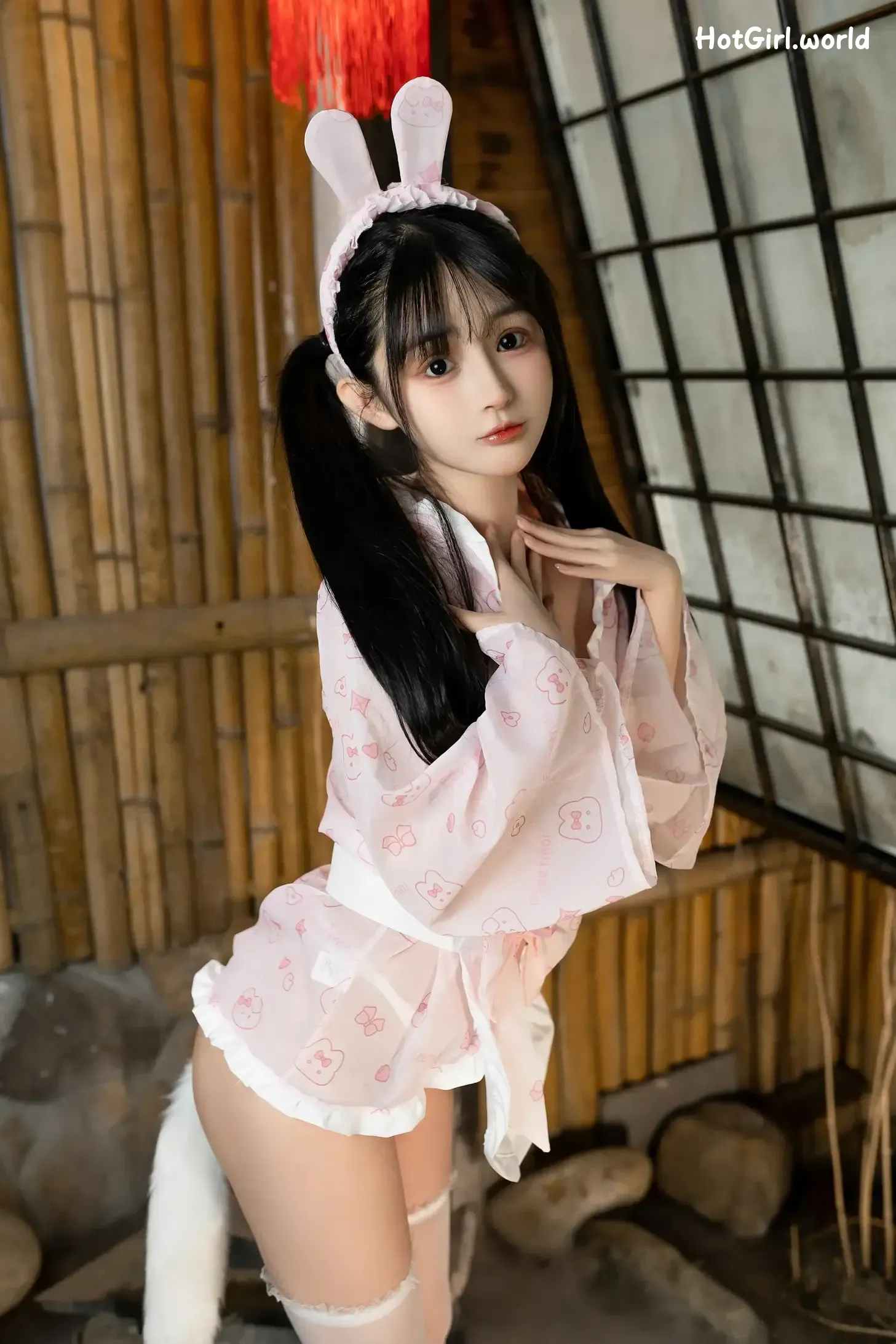 002_hotgirl.world.webp