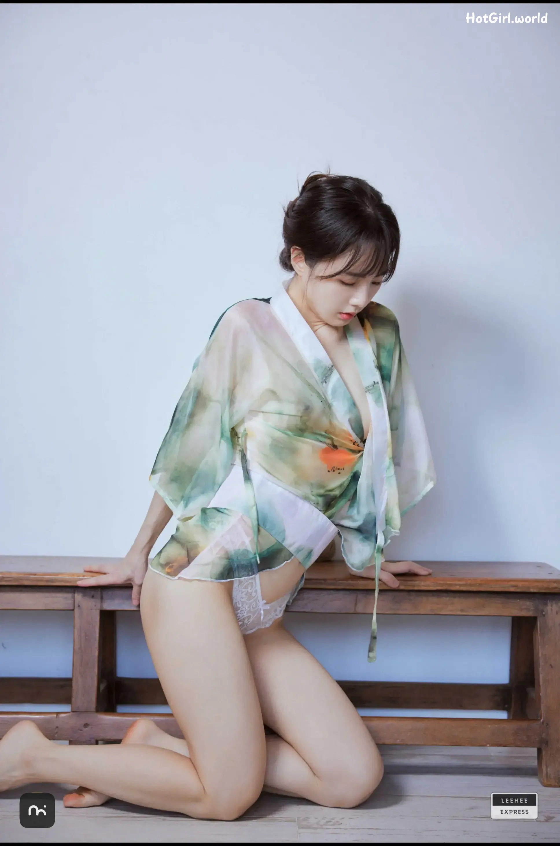 002_hotgirl.world.webp