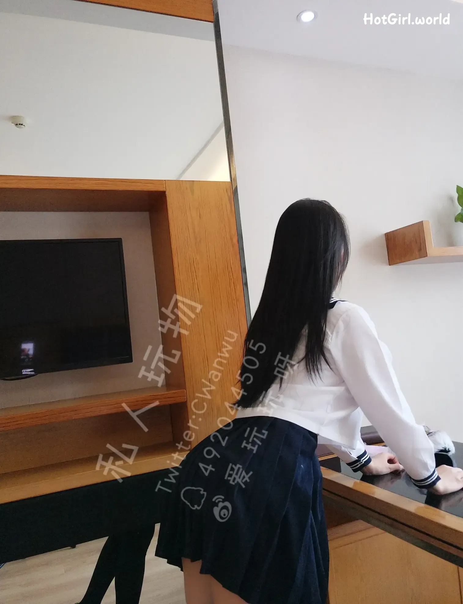 001_hotgirl.world.webp