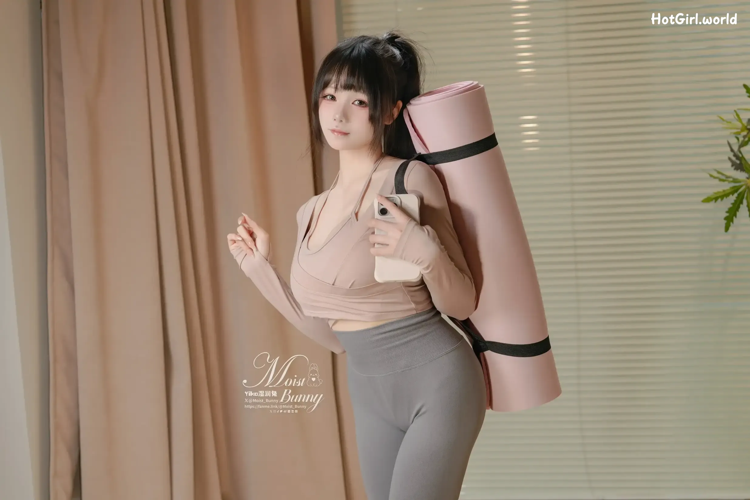 003_hotgirl.world.webp