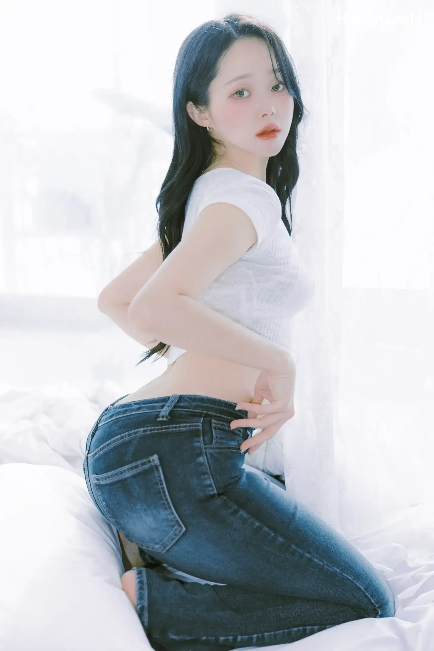 002_hotgirl.world.webp