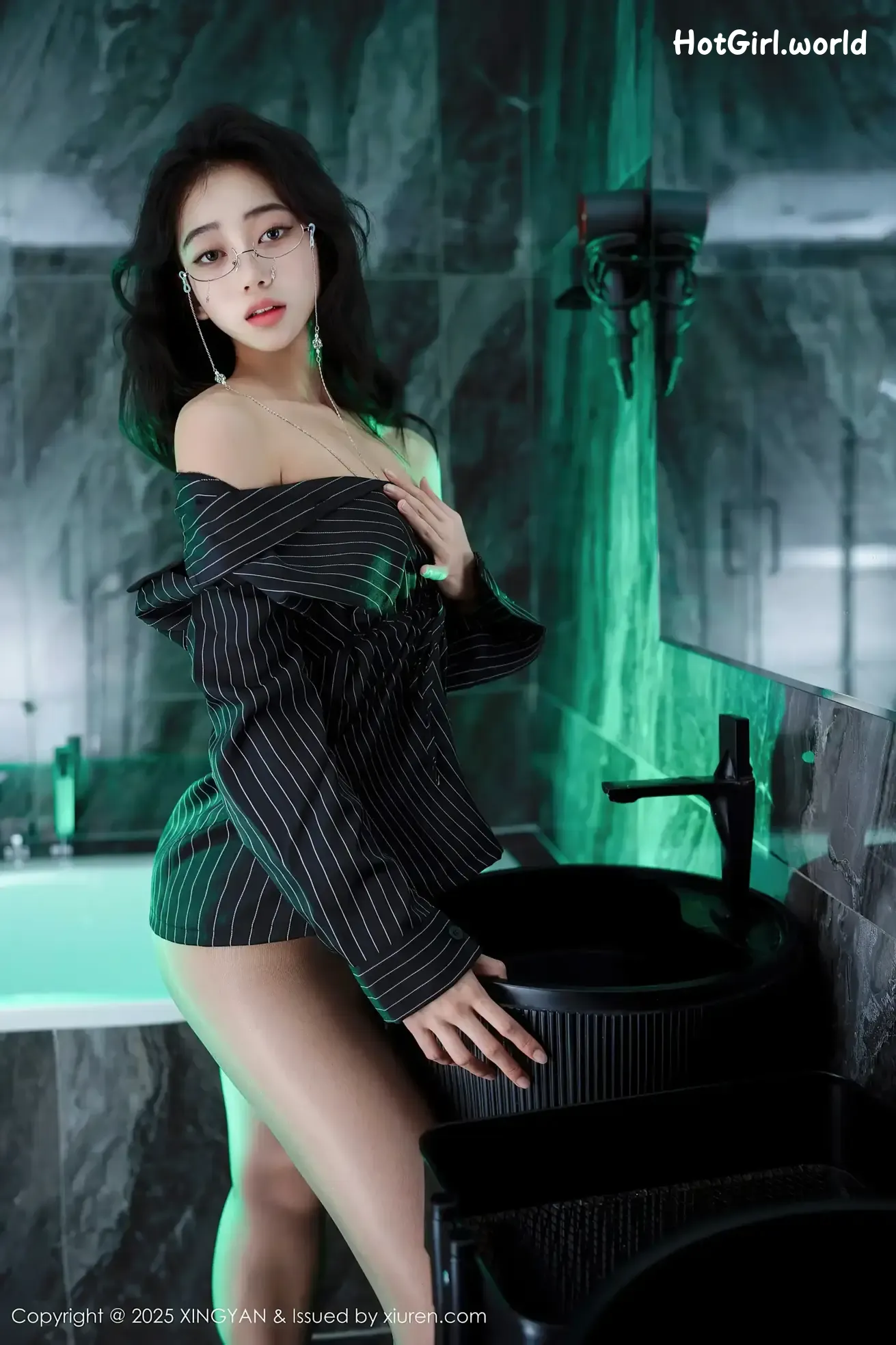 003_hotgirl.world.webp