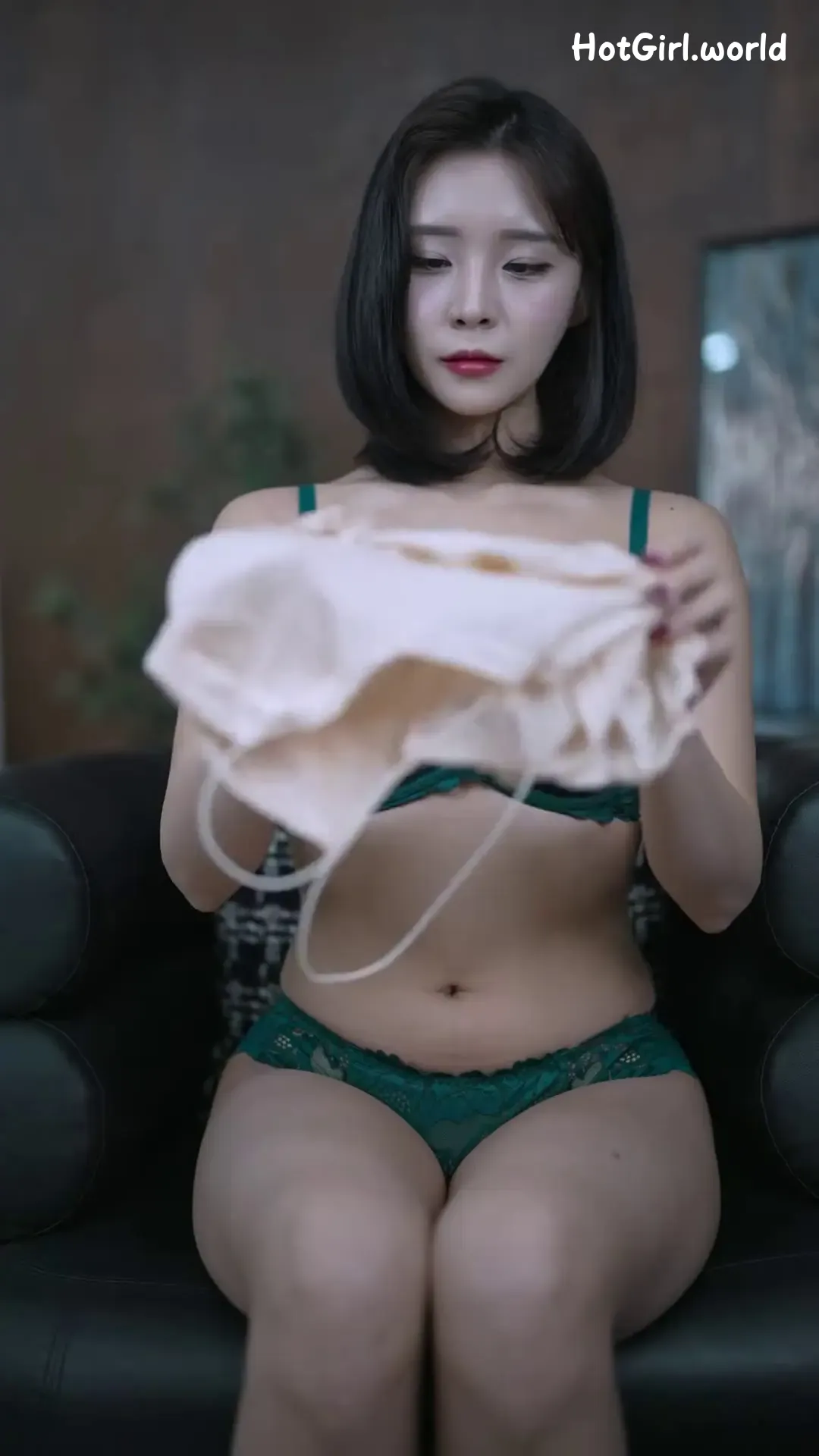 001_hotgirl.world.webp