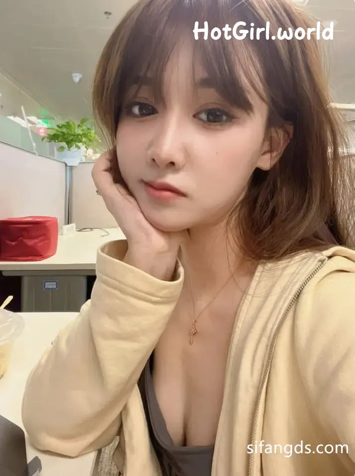 190_hotgirl.world.webp