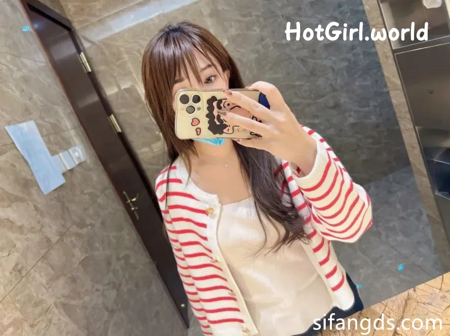 200_hotgirl.world.webp