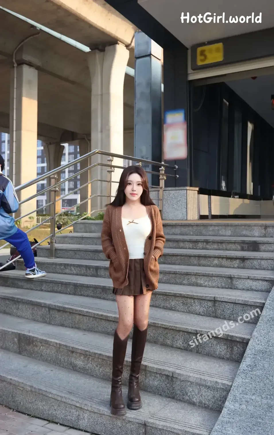 XR Uncensored-小薯条-nienie-R18-秀人网模特-25年首秀-地铁站露出