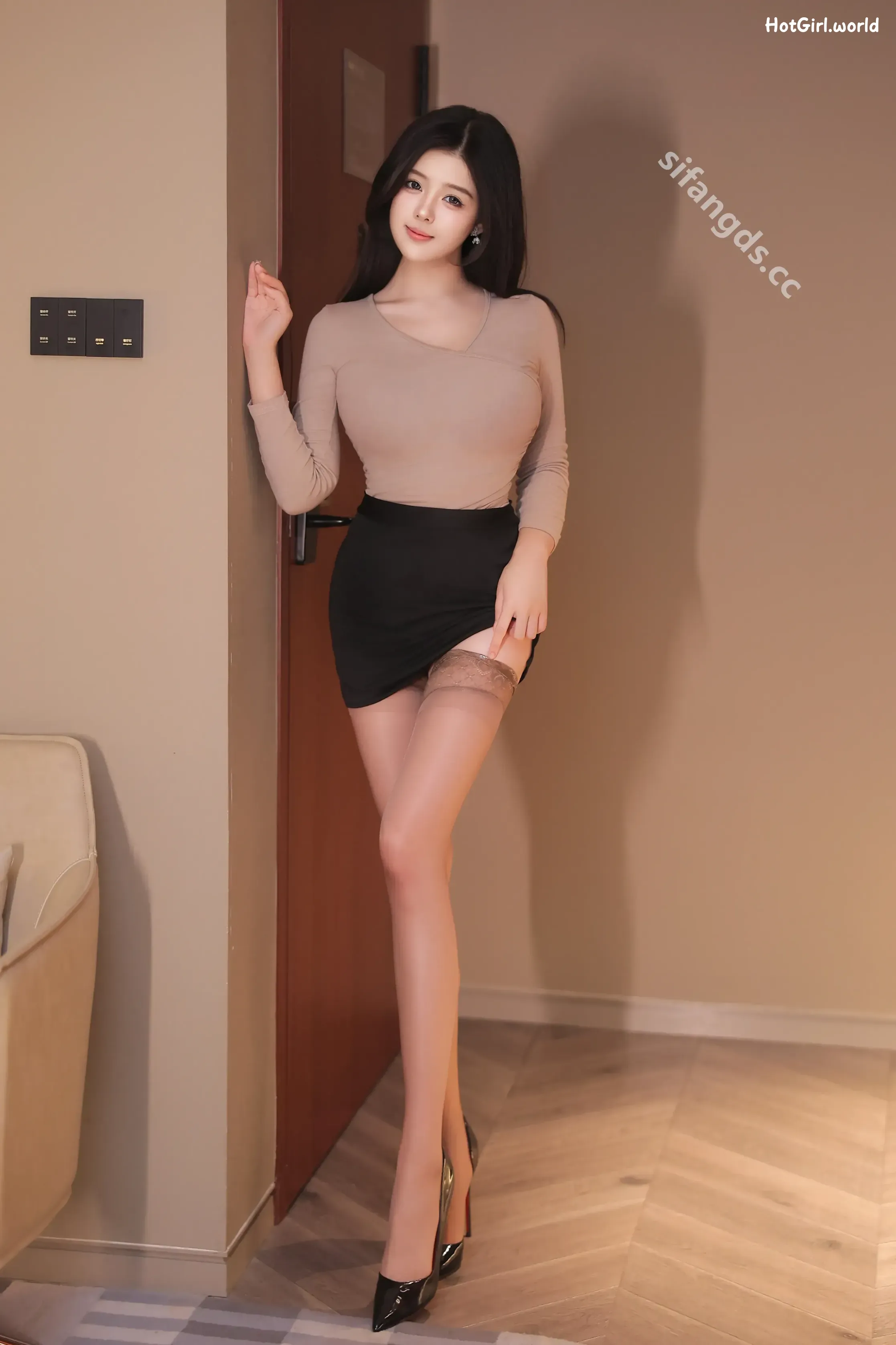 XR Uncensored-袁圆-R18-秀人网模特-情迷短裙肉丝